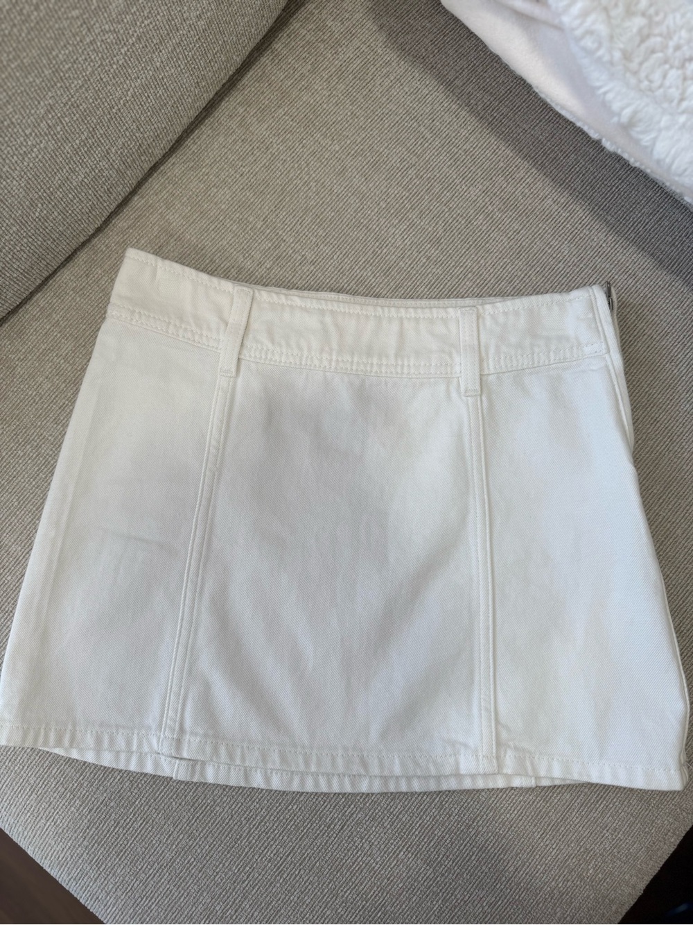 H&M size 2 White Women's denim Mini Skirt - Classic A-Line